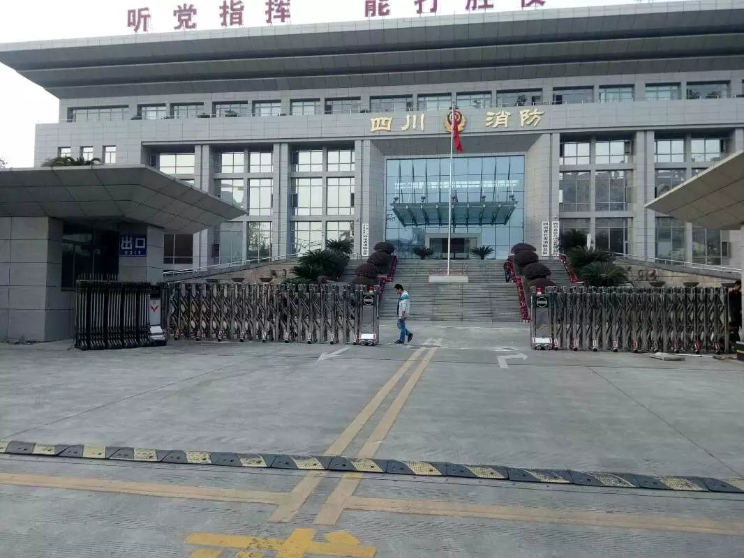 西安雁塔区西安雁塔区四川消防总队伸缩门